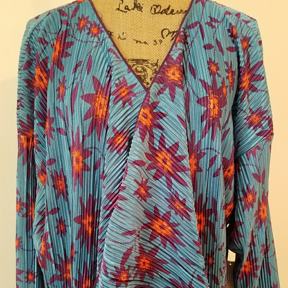 BNWT LuLaRoe Shirley - Large